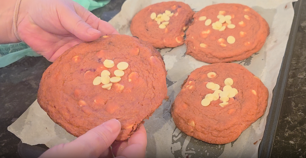 Biscotti Ripieni (Stuffed Cookies) – White Chocolate Raspberry 80g (Small)